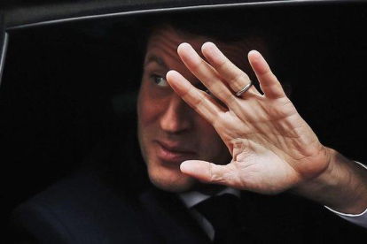 El presidente francés, Emmanuel Macron, saluda desde su vehículo el pasado domingo.