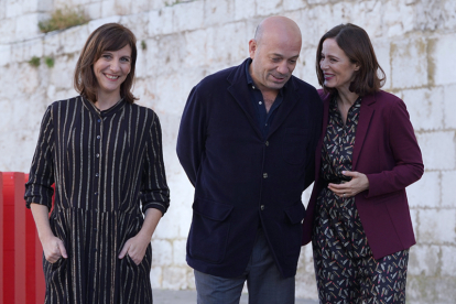 El realizador Antonio Méndez Esparza , junto a las actrices Malena Alterio y Aitana Sánchez-Gijón.  EFE / NACHO GALLEGO.