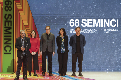 El cineasta hindú Pan Nalin junto al resto de los miembros del jurado internacional, durante la gala de inauguración de la 68 edición de la SEMINCI, este sábado en Valladolid.EFE / NACHO GALLEGO.