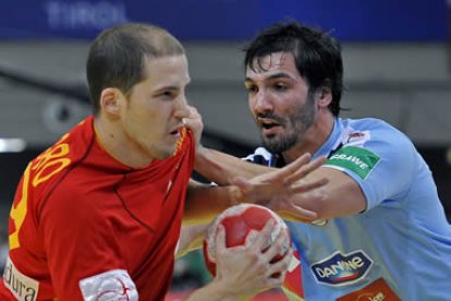 Christian Malmagro pugna en una jugada con el esloveno Pariggers.