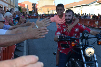 El joven piloto local Sergio González Vallinas saludó al público, que no paró de aplaudirle. MEDINA