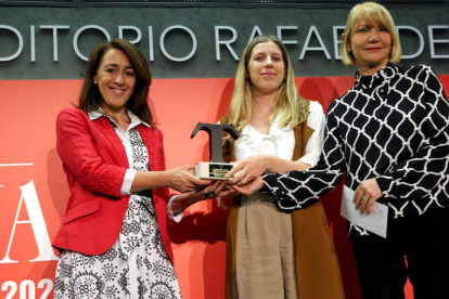 Aspace León recoge el galardón anoche en Madrid. BENITO ORDÓÑEZ