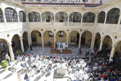 El patio central del palacio de los Guzmánes congregó a los alcaldes pedáneos de la provincia. RAMIRO