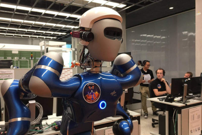 El robot sobre ruedas está a prueba para futuras misiones espaciales a Marte. TWITTER@DLR_EN