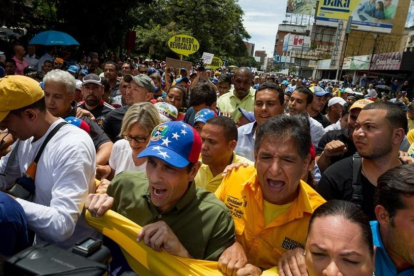 Opositores venezolanos, con Henrique Capriles a la cabeza, participan en la marcha contra Maduro, en Caracas, este martes.