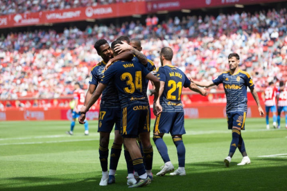 La Deportiva puso punto y final a la Liga con un triunfo frente al Sporting en Gijón. FLÓREZ
