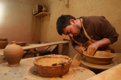 El maestro alfarero del Alfar Museo de Jiménz de Jamuz, Jaime Argüello, en proceso de elaboración de una pieza de barro.