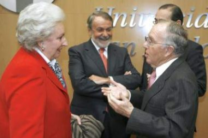 Pilar de Borbón y Marcelino Oreja, con Jaime Mayor Oreja al fondo
