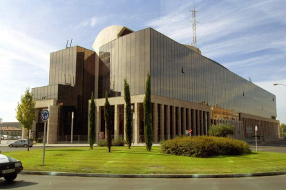 Imagen del edificio de usos múltiples de la Junta en Léon. RAMIRO
