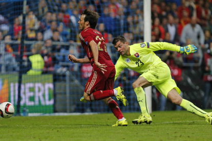 Diego Silva intenta driblar al portero de Eslovaquia en una de sus muchas acciones ofensivas.