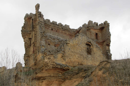 El derrumbe se produjo donde los dos lienzos del castillo se ‘tocan’. Abajo, detalle del lugar.