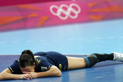 Aguilar acaba en el suelo desolada tras la derrota.