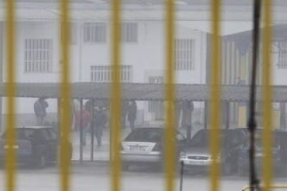 Afectados por el ajuste aguardaban ayer en Dehesas los resultados de la negociación.