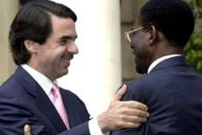 José María Aznar saluda a Teodoro Obiang, durante la visita que realizó a España en el 2002