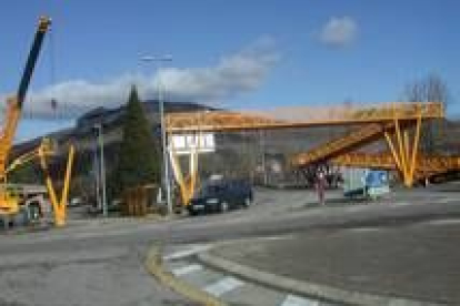 Un momento de la instalación de la pasarela peatonal en La Robla