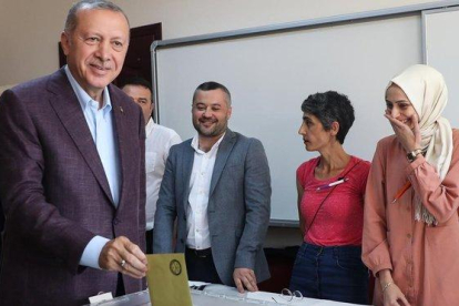 Erdogan hoy al votar en un colegio electoral en Estambul.
