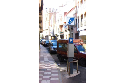 Vehículos estacionados en la zona azul bañezana.
