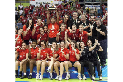 La selección española, feliz, con la medalla de bronce.