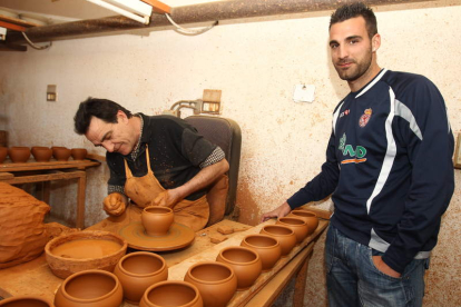 El goleador de la Cultural Murci, a la derecha, con su padre Vicente en el taller de alfarería que regenta la familia en la localidad leonesa de Jiménez de Jamuz.