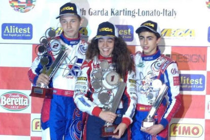 David Vidales, en el podio a la derecha, junto al campeón de Europa, Lundgaard, y Marta García