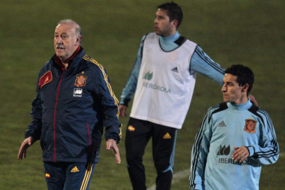 Vicente del Bosque, junto a Jesús Navas y Jordi Alba, en el entrenamiento de la selección.