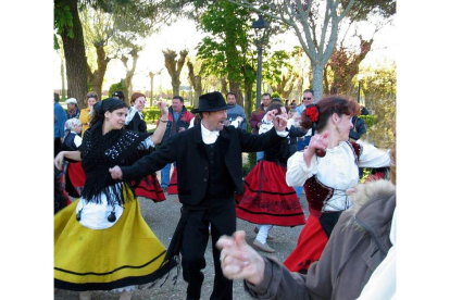 Los bailes tradicionales no faltarán hoy en La Candamia.