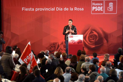 Pedro Sánchez durante la celebración del Día de la Rosa del PSOE del Alto Aragón. JAVIER BLASCO