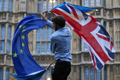 Un hombre con las banderas de la UE y el Reino Unido en una protesta contra el brexit en Londres.