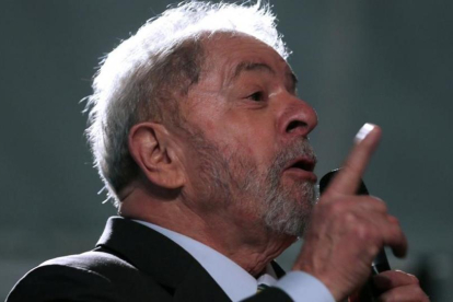 Lula habla a sus seguidores tras declarar ante el juez, en Curitiba, el 10 de mayo.