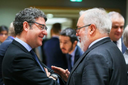 El ministro Álvaro Nadal conversa con Miguel Arias Cañete el lunes en Bruselas. STEPHANIE LECOCQ