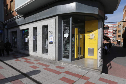 Imagen de una de las sucursales bancarias cerradas en León. RAMIRO