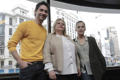 El actor y director Paco León, su madre, Carmina Barrios, y su hermana, la también actriz María León.