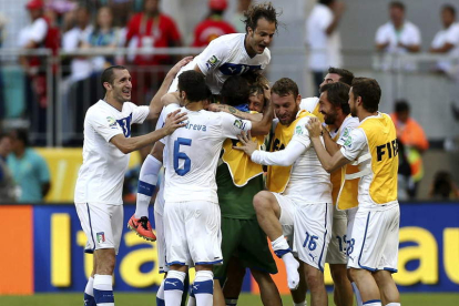 Los jugadores italianos se abrazan a Buffon al final, conscientes de que les había dado el bronce en la Copa.