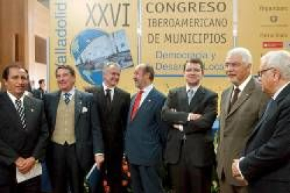 El alcalde de La Coruña, segundo por la izquierda, ayer en Valladolid
