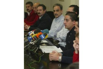 José Eugenio Toral, en primer término, durante la rueda de prensa