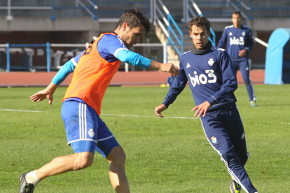 Marquitos, derecha, repite en la convocatoria de la Deportiva, de la que se cae Cristian.