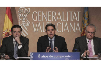 Juan Cotino (d), Vicente Rambla (c) y Gerardo Camps, durante una rueda de prensa.