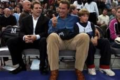 Schwarzenegger asiste junto con uno de sus hijos a un partido de los Menphis