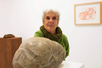 La artista posa junto a una de las esculturas que expone en la galería Ármaga.