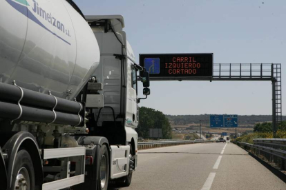 Un camión circula por la autopista de Astorga, que corre paralela a la N-120. FERNANDO OTERO