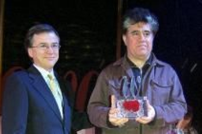 Pedro Almodóvar no cesa de recibir premios, en la imagen, con el galardón de la revista «Woman»