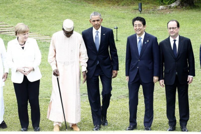 La canciller alemana Ángela Merkel (i), el presidente de Chad Idriss Deby (2i), el presidente estadounidense Barack Obama (c), el primer ministro japonés Shinzo Abe (2d) y el presidente francés Francois Hollande (d).