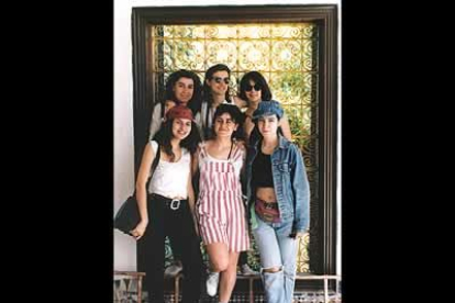 En el año 93 celebraba el Paso de Ecuador con sus compañeras de la Complutense en Marruecos. La joven del centro en la fila de arriba sería la futura Reina de España.