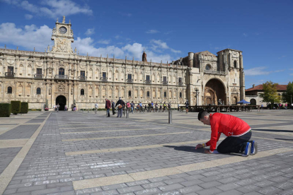 Luis Melón trajo a la vida a los presos de San Marcos pintando sus nombres con tizas en una acción de apoyo a la ARMH