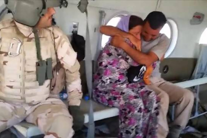 Refugiados Yazidís a bordo de un helicóptero militar.