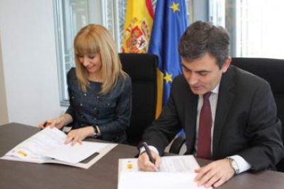Mª Eugenia Gancedo y Pedro Saura firman el protocolo para desarrollar el polígono de Trobajo.