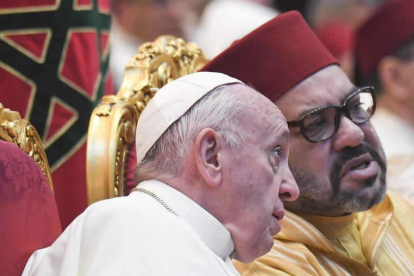 El papa conversa con el rey Mohamed VI, ayer en Marruecos.