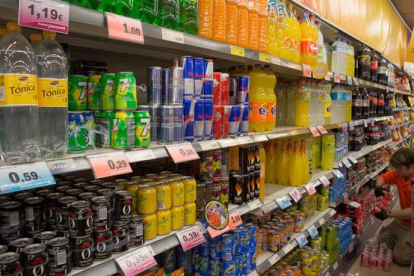Envases de refrescos en un supermercado de Barcelona.
