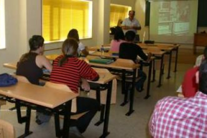 Alumnos de Topografía, en una de las clases impartidas en el Campus de Ponferrada.