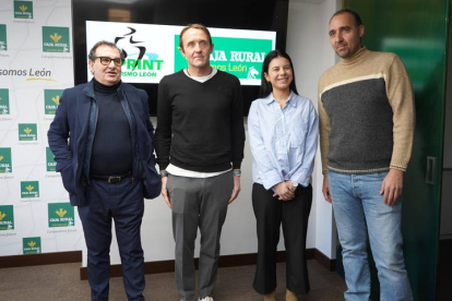 Caja Rural León y Sprint Atletismo León en el acto de la firma del convenio de colaboración. J. NOTARIO